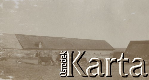 1900-1920, miejsce nieznane.
Wozy ustawione w rzędzie. W tle stajnia.
Fot. NN, kolekcja rodziny Walińskich, zbiory Fundacji Ośrodka KARTA