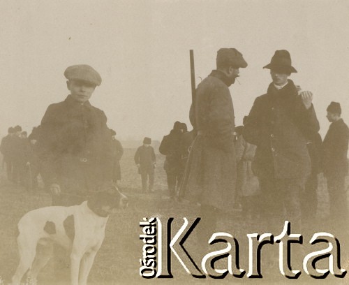 1900-1920, miejsce nieznane.
Polowanie. Na pierwszym planie chłopiec z psem. Dalej rozproszeni mężczyźni ze strzelbami.
Fot. NN, kolekcja rodziny Walińskich, zbiory Fundacji Ośrodka KARTA