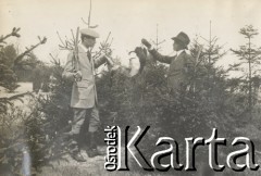 1900-1920, miejsce nieznane.
Polowanie. Synowie Jadwigi i Czesława Walińskich. Stoją między młodymi drzewami. Trzymają strzelby i martwe ptaki.
Fot. NN, kolekcja rodziny Walińskich, zbiory Fundacji Ośrodka KARTA