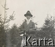 1900-1920, miejsce nieznane.
Polowanie. Syn Jadwigi i Czesława Walińskich. Trzyma strzelbę i martwego ptaka.
Fot. NN, kolekcja rodziny Walińskich, zbiory Fundacji Ośrodka KARTA