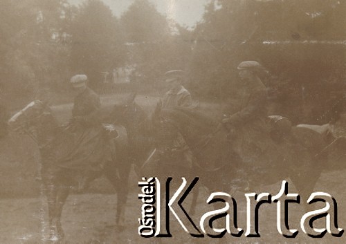 1900-1920, miejsce nieznane.
Mężczyźńi na koniach.
Fot. NN, kolekcja rodziny Walińskich, zbiory Fundacji Ośrodka KARTA