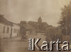 1900-1920, miejsce nieznane.
Miasto. Na ulicy wozy z końmi i ludzie. W oddali widac wieżę kościoła.
Fot. NN, kolekcja rodziny Walińskich, zbiory Fundacji Ośrodka KARTA
