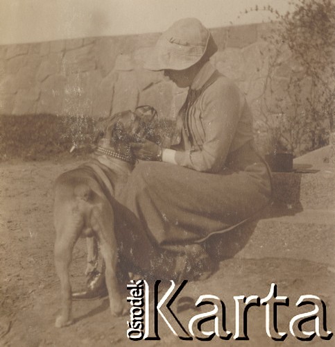 1900-1920, miejsce nieznane.
Córka Jadwigi i Czesława Walińskich z psem. Kobieta siedzi na schodach.
Fot. NN, kolekcja rodziny Walińskich, zbiory Fundacji Ośrodka KARTA