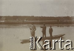 1900-1920, miejsce nieznane.
Polowanie na jeziorze. Dwóch mężczyzn i chłopiec stoją w kajaku.
Fot. NN, kolekcja rodziny Walińskich, zbiory Fundacji Ośrodka KARTA