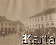 1900-1920, miejsce nieznane.
Bazar na placu miejskim. Plac otoczony jest kamienicami. Ludzie handlują, kupują i rozmawiają.
Fot. NN, kolekcja rodziny Walińskich, zbiory Fundacji Ośrodka KARTA