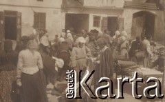 1900-1920, miejsce nieznane.
Bazar na placu miejskim.
Fot. NN, kolekcja rodziny Walińskich, zbiory Fundacji Ośrodka KARTA