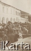 1900-1920, miejsce nieznane.
Bazar na placu miejskim.
Fot. NN, kolekcja rodziny Walińskich, zbiory Fundacji Ośrodka KARTA