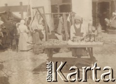 1900-1920, miejsce nieznane.
Bazar na placu miejskim.
Fot. NN, kolekcja rodziny Walińskich, zbiory Fundacji Ośrodka KARTA