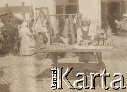 1900-1920, miejsce nieznane.
Bazar na placu miejskim.
Fot. NN, kolekcja rodziny Walińskich, zbiory Fundacji Ośrodka KARTA