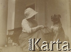 1900-1920, Sokola Góra, Polska.
Kobieta z psem. Pies podaje łapę. Siedzą na schodach dworu rodziny Walińskich w Sokolej Górze.
Fot. NN, kolekcja rodziny Walińskich, zbiory Fundacji Ośrodka KARTA