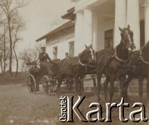1900-1920, Sokola Góra, Polska.
Zaprzęg konny przed dworem rodziny Walińskich w Sokolej Górze. Woźnica siedzi na powozie, obok na schodach stoi mężczyzna. Za powozem stoi jeszcze jedna osoba.
Fot. NN, kolekcja rodziny Walińskich, zbiory Fundacji Ośrodka KARTA