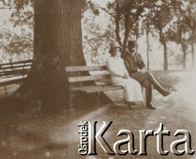 1900-1920, miejsce nieznane.
Mężczyzna i kobieta siedzą na ławce w parku.
Fot. NN, kolekcja rodziny Walińskich, zbiory Fundacji Ośrodka KARTA