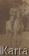 1900-1920, miejsce nieznane.
Kobieta siedzi na koniu. W tle widać drzewa.
Fot. NN, kolekcja rodziny Walińskich, zbiory Fundacji Ośrodka KARTA