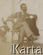 1900-1920, Sokola Góra, Polska.
Mężczyzna siedzi w fotelu. Prawdopodobnie na tarasie dworu rodziny Walińskich w Sokolej Górze.
Fot. NN, kolekcja rodziny Walińskich, zbiory Fundacji Ośrodka KARTA