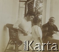 1900-1920, Sokola Góra, Polska.
Dwie kobiety i dziewczynka na tarasie dworu rodziny Walińskich w Sokolej Górze, n/z Jadwiga Walińska (1L).
Fot. NN, kolekcja rodziny Walińskich, zbiory Fundacji Ośrodka KARTA