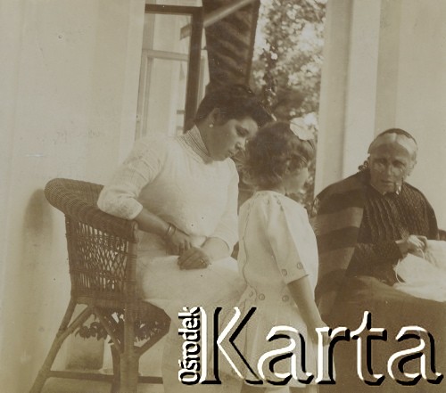 1900-1920, Sokola Góra, Polska.
Dwie kobiety i dziewczynka na tarasie dworu rodziny Walińskich w Sokolej Górze, n/z Jadwiga Walińska (1L).
Fot. NN, kolekcja rodziny Walińskich, zbiory Fundacji Ośrodka KARTA