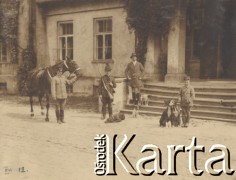 08.1912, miejsce nieznane.
Przed polowaniem. Mężczyźni i chłopcy z koniem, psami i strzelbami stoją przed dworem.
Fot. NN, kolekcja rodziny Walińskich, zbiory Fundacji Ośrodka KARTA