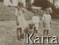 1900-1920, Sokola Góra, Polska.
Dziewczynki z kwiatami i psem. Stoją przed dworem rodziny Walińskich w Sokolej Górze.
Fot. NN, kolekcja rodziny Walińskich, zbiory Fundacji Ośrodka KARTA