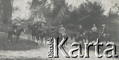 11.06.1912, miejsce nieznane.
Portret grupowy w górach. Ludzie na koniach. Ustawili się po dwóch stronach rzeki.
Fot. NN, kolekcja rodziny Walińskich, zbiory Fundacji Ośrodka KARTA