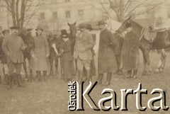 1900-1920, miejsce nieznane.
Plac w mieście. Ludzie stoją obok koni. Mają przerwę od jazdy.
Fot. NN, kolekcja rodziny Walińskich, zbiory Fundacji Ośrodka KARTA