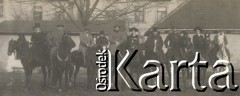1900-1920, miejsce nieznane.
Portret grupowy na koniach. W tle widać drzewa, łąki i pola. Fotografia wycięta  w owalny kształt.
Fot. NN, kolekcja rodziny Walińskich, zbiory Fundacji Ośrodka KARTA