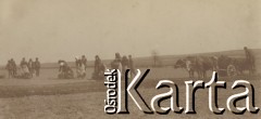 1900-1920, miejsce nieznane, Polska.
Wykopki. Ludzie zbierają ziemniaki. Obok stoi wóz, który ciągną woły. Mężczyzna stoi na kole wozu.
Fot. NN, kolekcja rodziny Walińskich, zbiory Fundacji Ośrodka KARTA