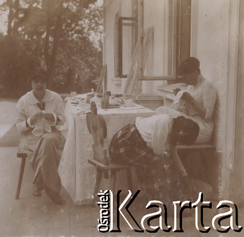 1900-1920, Sokola Góra, Polska.
Trzy kobiety podczas robótek ręcznych. Jedna z nich głaszcze psa. Siedzą na tarasie dworu w Sokolej Górze.
Fot. NN, kolekcja rodziny Walińskich, zbiory Fundacji Ośrodka KARTA