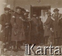 1900-1920, Sokola Góra, Polska.
Przed lub po polowaniu. Mężczyźni stoją na schodach i pod portykiem dworu.
Fot. NN, kolekcja rodziny Walińskich, zbiory Fundacji Ośrodka KARTA