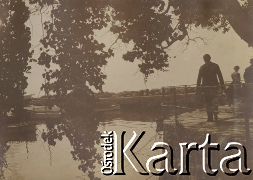 1900-1920, miejsce nieznane.
Przystań. Chodnikiem spacerują ludzie. Na wodzie zacumowały łódki. Zdjęcie zrobiono zza gałęzi drzew.
Fot. NN, kolekcja rodziny Walińskich, zbiory Fundacji Ośrodka KARTA