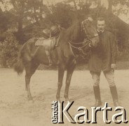 1900-1920, miejsce nieznane.
Mężczyzna z koniem. W tle budynek i drzewa.
Fot. NN, kolekcja rodziny Walińskich, zbiory Fundacji Ośrodka KARTA