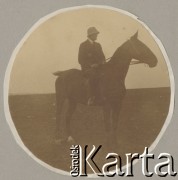 1900-1920, miejsce nieznane.
Mężczyzn na koniu. Fotografia wycięta w kształt koła.
Fot. NN, kolekcja rodziny Walińskich, zbiory Fundacji Ośrodka KARTA