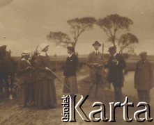 1900-1920, miejsce nieznane.
Mężczyźni i kobiety przed lub po polowaniu.
Fot. NN, kolekcja rodziny Walińskich, zbiory Fundacji Ośrodka KARTA