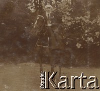 1900-1920, miejsce nieznane.
Kobieta na koniu. W tle drzewa.
Fot. NN, kolekcja rodziny Walińskich, zbiory Fundacji Ośrodka KARTA