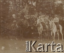1900-1920, miejsce nieznane.
Kobiety i mężczyźni na koniach. N/z Zofia Walińska (1P). W tle drzewa.
Fot. NN, kolekcja rodziny Walińskich, zbiory Fundacji Ośrodka KARTA