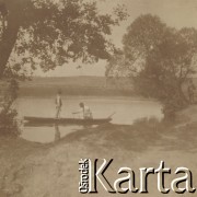 1900-1920, miejsce nieznane.
Mężczyzna i kobieta w kajaku na jeziorze.
Fot. NN, kolekcja rodziny Walińskich, zbiory Fundacji Ośrodka KARTA
