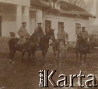 1914, Sokola Góra, Polska.
Mężczyźni na koniach przed dworem rodziny Walińskich w Sokolej Górze.
Fot. NN, kolekcja rodziny Walińskich, zbiory Fundacji Ośrodka KARTA