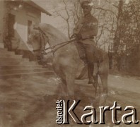 1914, Sokola Góra, Polska.
Mężczyzna na koniu przed dworem w Sokolej Górze.
Fot. NN, kolekcja rodziny Walińskich, zbiory Fundacji Ośrodka KARTA