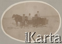 1900-1920, miejsce nieznane, Polska.
Kulig. Ludzie wchodzą do sani.
Fot. NN, kolekcja rodziny Walińskich, zbiory Fundacji Ośrodka KARTA