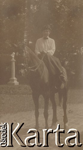 1900-1920, miejsce nieznane, Polska.
Kobieta na koniu.
Fot. NN, kolekcja rodziny Walińskich, zbiory Fundacji Ośrodka KARTA