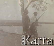 1900-1920, miejsce nieznane, Polska.
Kobieta i mężczyzna podczas polowania. Stoją nad jeziorem.
Fot. NN, kolekcja rodziny Walińskich, zbiory Fundacji Ośrodka KARTA