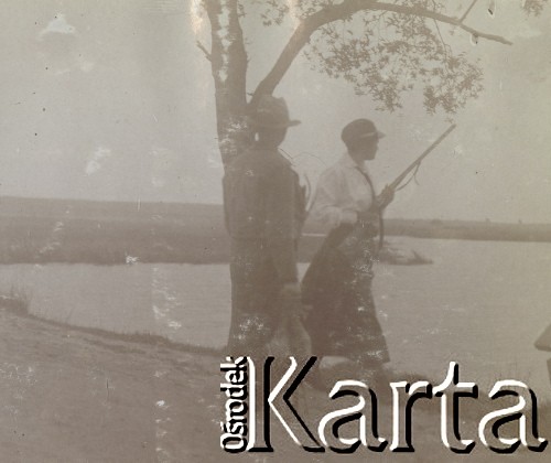 1900-1920, miejsce nieznane, Polska.
Kobieta i mężczyzna podczas polowania. Stoją nad jeziorem.
Fot. NN, kolekcja rodziny Walińskich, zbiory Fundacji Ośrodka KARTA