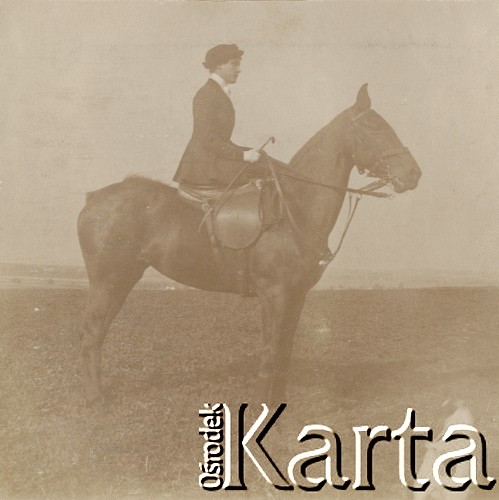 1900-1920, miejsce nieznane, Polska.
Kobieta na koniu. Na pierwszym planie, w rogu,  pies.
Fot. NN, kolekcja rodziny Walińskich, zbiory Fundacji Ośrodka KARTA