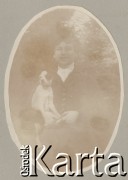 1900-1920, miejsce nieznane.
Portret kobiety z psem. Fotografia wyciąta w kształt owalu.
Fot. NN, kolekcja rodziny Walińskich, zbiory Fundacji Ośrodka KARTA