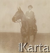 1900-1920, miejsce nieznane, Polska.
Kobieta na koniu.
Fot. NN, kolekcja rodziny Walińskich, zbiory Fundacji Ośrodka KARTA