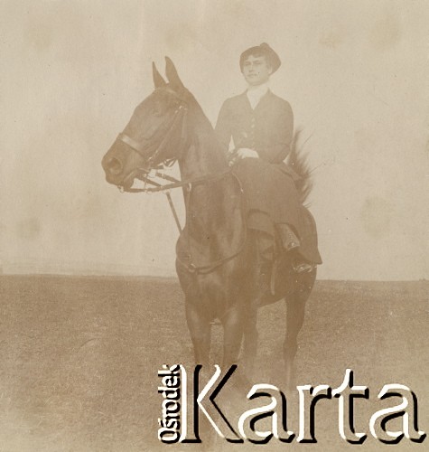 1900-1920, miejsce nieznane, Polska.
Kobieta na koniu.
Fot. NN, kolekcja rodziny Walińskich, zbiory Fundacji Ośrodka KARTA