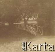 1900-1920, miejsce nieznane, Polska.
Mężczyzna. Siedzi na poręczy kładki. W oddali za drzewami widać budynek.
Fot. NN, kolekcja rodziny Walińskich, zbiory Fundacji Ośrodka KARTA