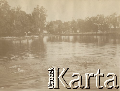1900-1920, miejsce nieznane.
Dzieci w jeziorze.
Fot. NN, kolekcja rodziny Walińskich, zbiory Fundacji Ośrodka KARTA