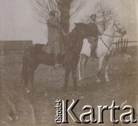 1900-1920, miejsce nieznane, Polska.
Meżczyźni na koniach. W oddali widać stajnię.
Fot. NN, kolekcja rodziny Walińskich, zbiory Fundacji Ośrodka KARTA