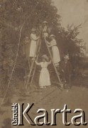 1900-1920, miejsce nieznane, Polska.
Portret grupowy na drabinie.
Fot. NN, kolekcja rodziny Walińskich, zbiory Fundacji Ośrodka KARTA