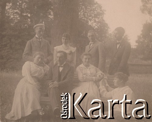 1900-1920, miejsce nieznane, Polska.
Portret grupowy w parku.
Fot. NN, kolekcja rodziny Walińskich, zbiory Fundacji Ośrodka KARTA